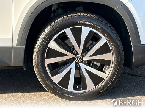 Used 2024 Volkswagen Taos SE FWD image 11