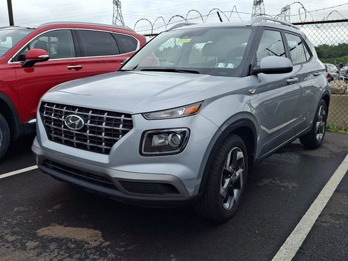 Used 2023 Hyundai Venue SEL FWD image 3