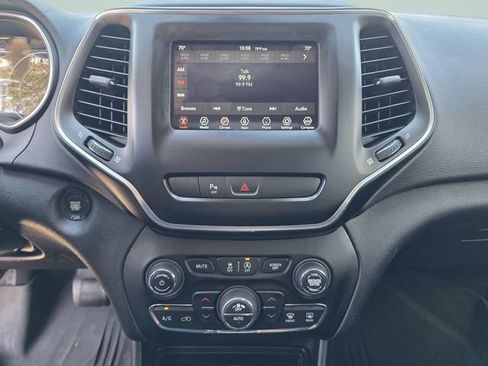 Used 2019 Jeep Cherokee Latitude Plus w/ Comfort/Convenience Group FWD image 26