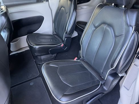 Used 2022 Chrysler Pacifica Limited FWD image 17
