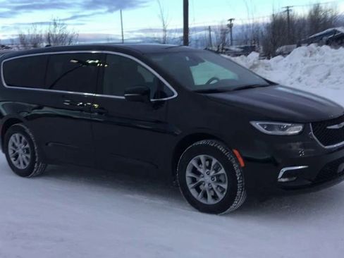 New 2026 Chrysler Pacifica Select image 2