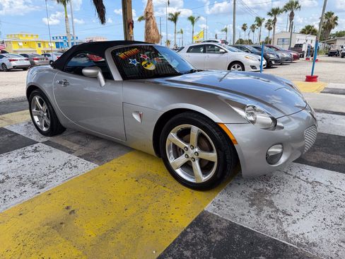 Used 2006 Pontiac Solstice Convertible w/ Premium Package RWD image 3