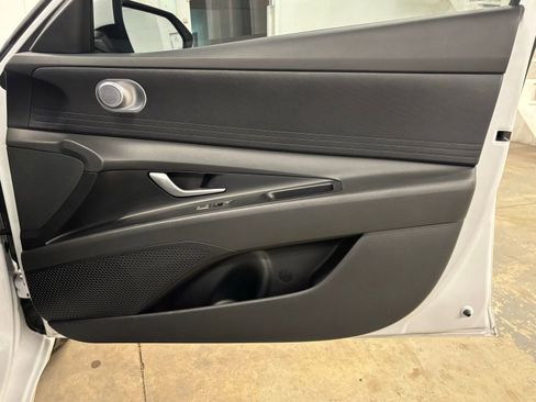 Certified 2025 Hyundai Elantra SE FWD image 15
