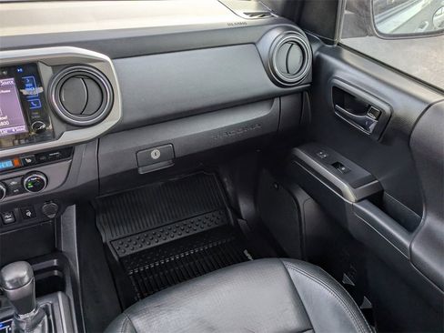 Used 2018 Toyota Tacoma TRD Sport image 18
