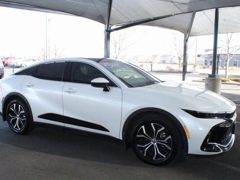 Used 2023 Toyota Crown Limited image 12