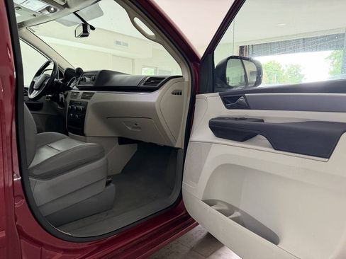 Used 2012 Volkswagen Routan SE FWD image 8