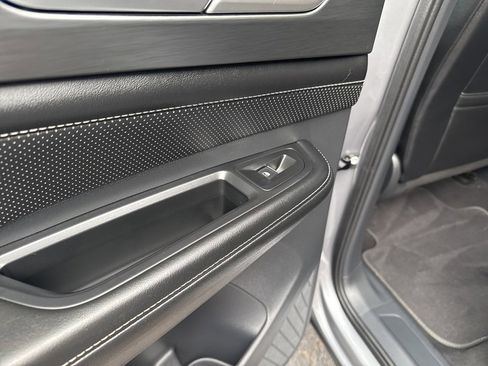 Used 2024 Volkswagen Atlas Cross Sport SE image 33