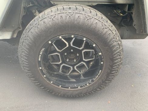 Used 2021 Jeep Gladiator Overland AWD/4WD image 8