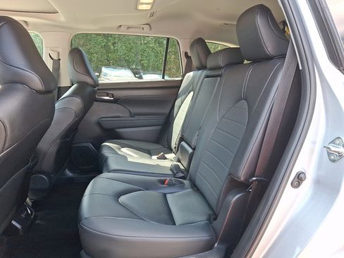 Used 2025 Toyota Highlander XLE AWD/4WD image 10