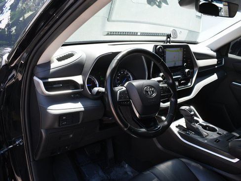 Used 2021 Toyota Highlander XLE AWD/4WD image 14