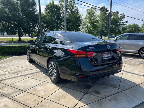 Used 2024 Nissan Altima 2.5 SV FWD image 12