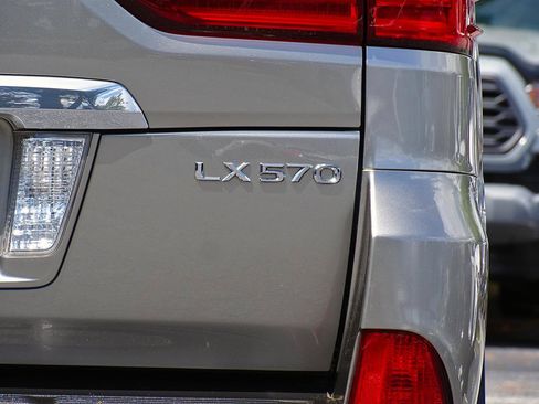 Used 2016 Lexus LX 570 4WD w/ Luxury Package image 16