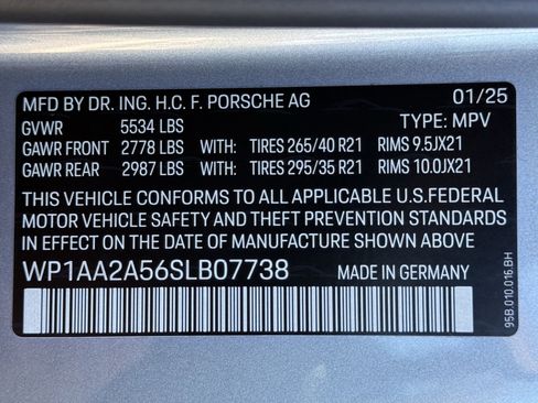 Certified 2025 Porsche Macan image 37