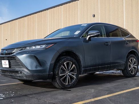 Used 2022 Toyota Venza LE image 4