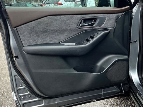 Used 2023 Nissan Rogue S image 9