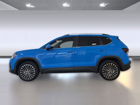 Used 2025 Volkswagen Taos SE FWD image 2