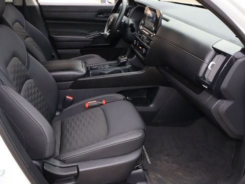 Used 2024 Nissan Pathfinder S image 17