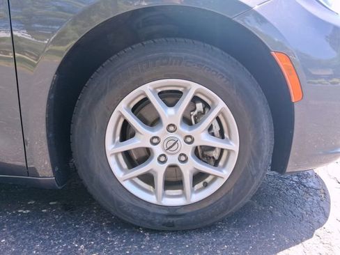 Used 2023 Chrysler Pacifica Touring-L FWD image 8