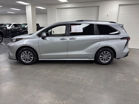 Used 2023 Toyota Sienna XLE image 4