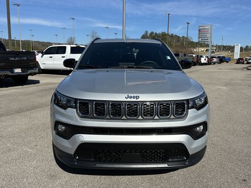 Used 2025 Jeep Compass Latitude image 2