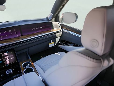 Used 2025 Cadillac Escalade Sport Platinum w/ LPO, Floor Liner Package AWD/4WD image 28