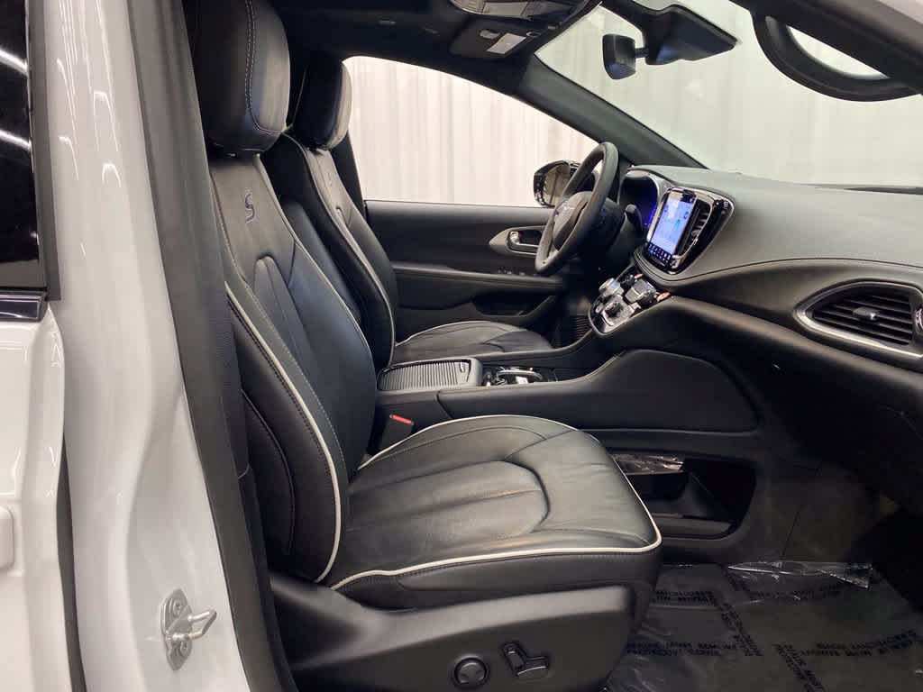 Used 2025 Chrysler Pacifica Limited FWD image 17