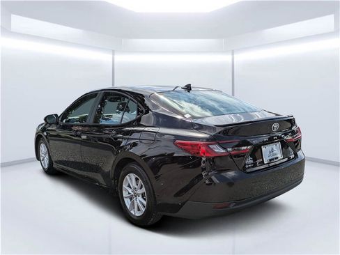 Used 2025 Toyota Camry LE image 5