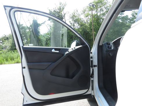 Used 2017 Volkswagen Tiguan Sport AWD/4WD image 9