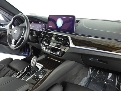 Certified 2023 BMW 530e w/ Convenience Package image 13