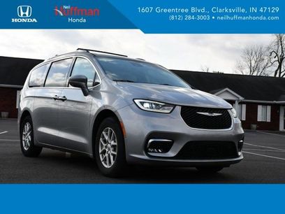 Used 2021 Chrysler Pacifica Touring-L w/ Uconnect Theater Family Group