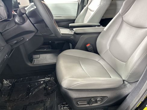 Used 2025 Toyota Sienna XLE image 21