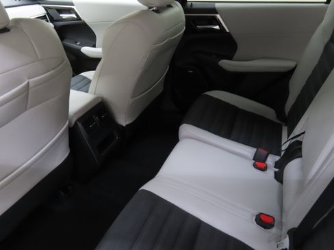 New 2025 Mitsubishi Outlander SE image 21