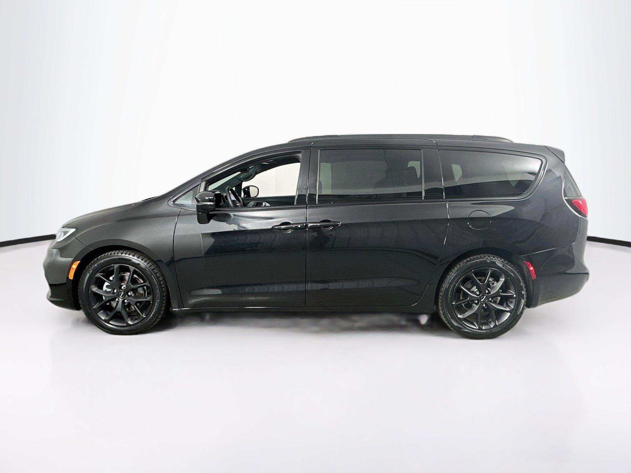 Used 2023 Chrysler Pacifica Limited w/ S Appearance Package FWD image 8