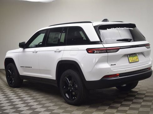 New 2025 Jeep Grand Cherokee Laredo image 12