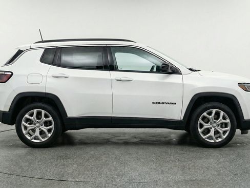 Used 2025 Jeep Compass Latitude AWD/4WD image 11