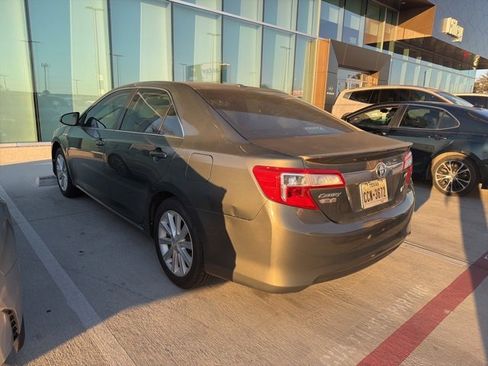 Used 2013 Toyota Camry XLE w/ Convenience Pkg image 2