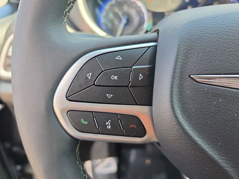 Used 2025 Chrysler Pacifica Select FWD image 13