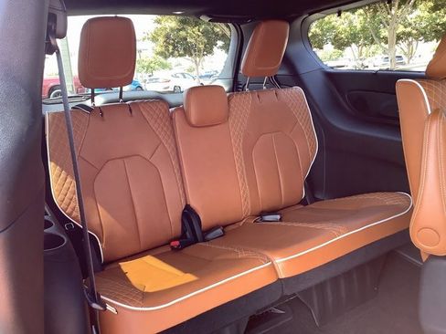 Used 2024 Chrysler Pacifica Pinnacle image 41