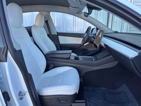 Used 2021 Tesla Model Y Long Range image 16