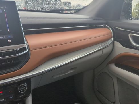 Used 2024 Jeep Compass Limited image 27