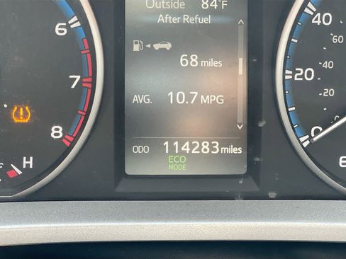 Used 2018 Toyota RAV4 LE FWD image 8