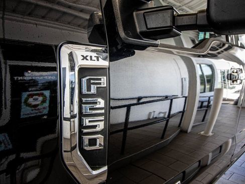 Used 2017 Ford F250 XLT w/ XLT Premium Package image 11