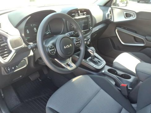 Used 2025 Kia Soul LX w/ LX Technology Package FWD image 12