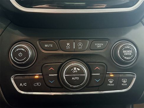 Used 2019 Jeep Cherokee Overland w/ Technology Group image 17