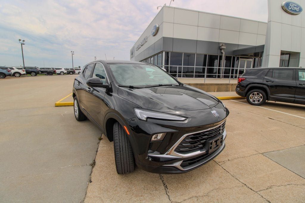 Used 2025 Buick Encore GX Preferred AWD/4WD image 2