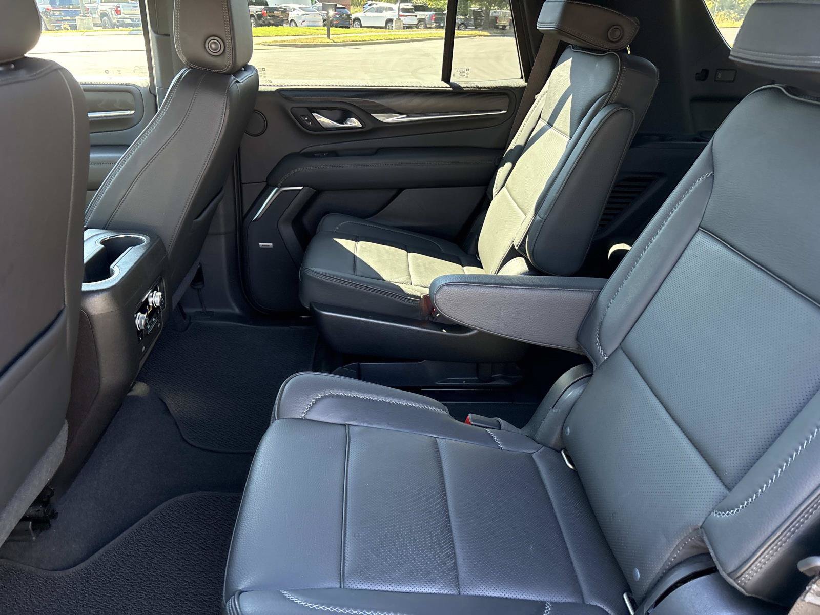 Used 2021 GMC Yukon Denali w/ Denali Premium Package AWD/4WD image 32