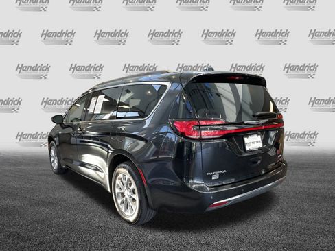 Used 2022 Chrysler Pacifica Touring-L image 7