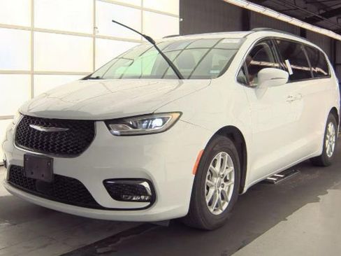 Used 2022 Chrysler Pacifica Touring-L FWD image 1