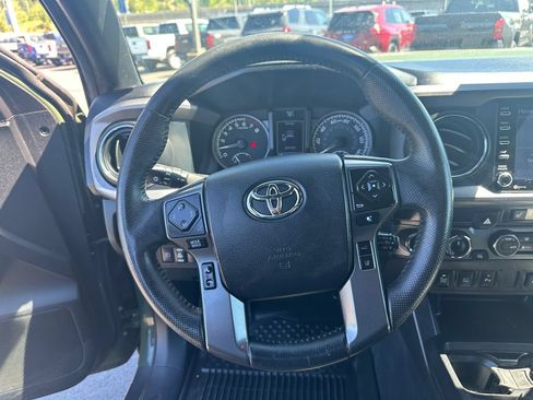 Used 2021 Toyota Tacoma TRD Off-Road w/ TRD Premium Off Road Package AWD/4WD image 19