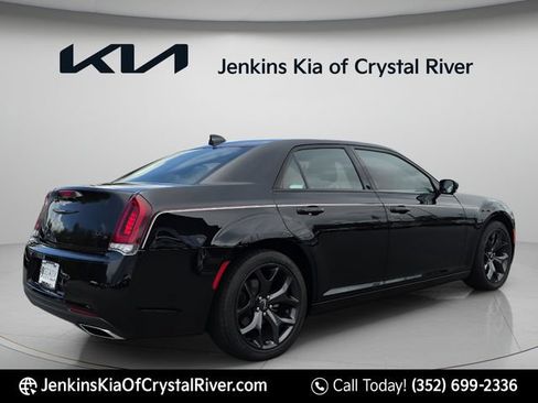 Used 2023 Chrysler 300 S w/ Comfort Group RWD image 4